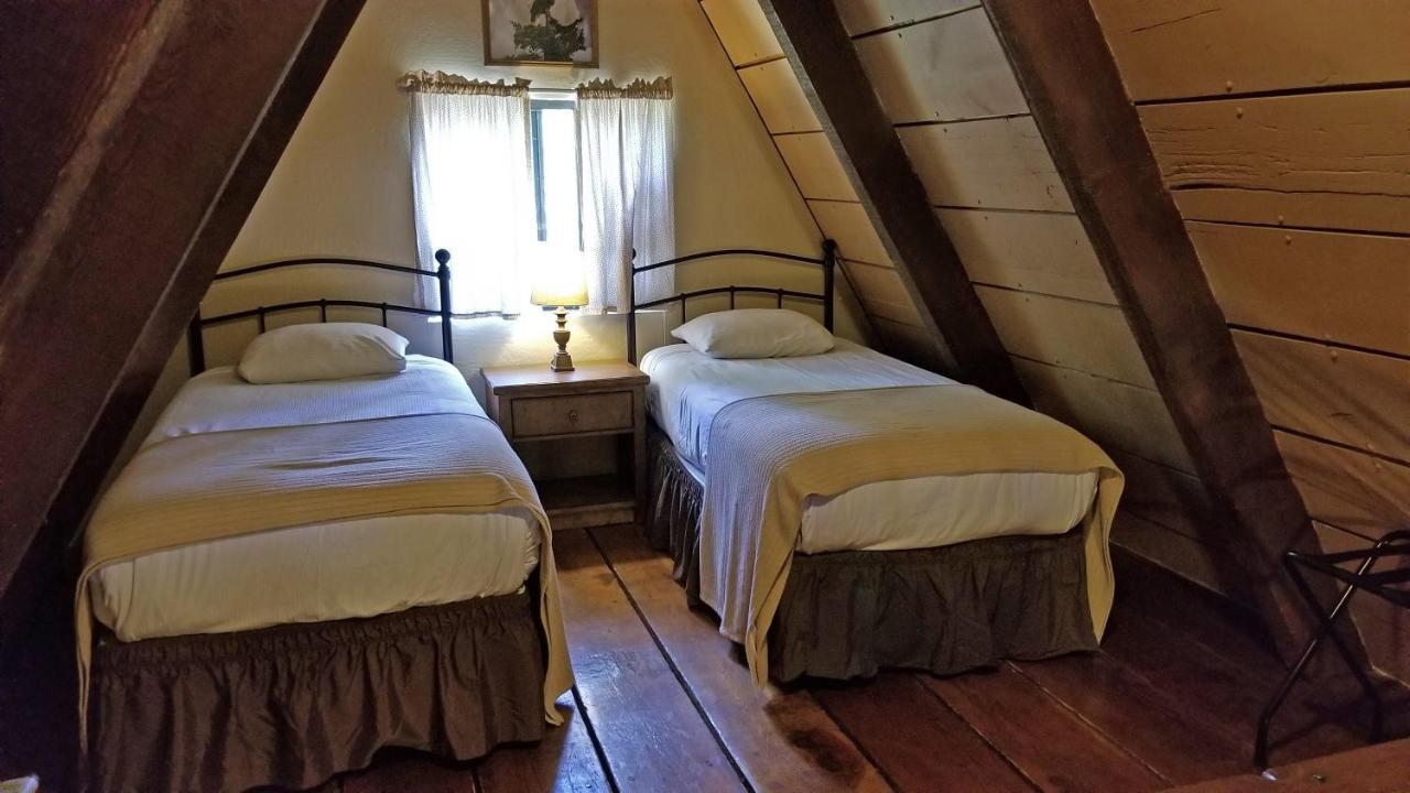 Cabins On Strawberry Hill Hotell Pine Exteriör bild